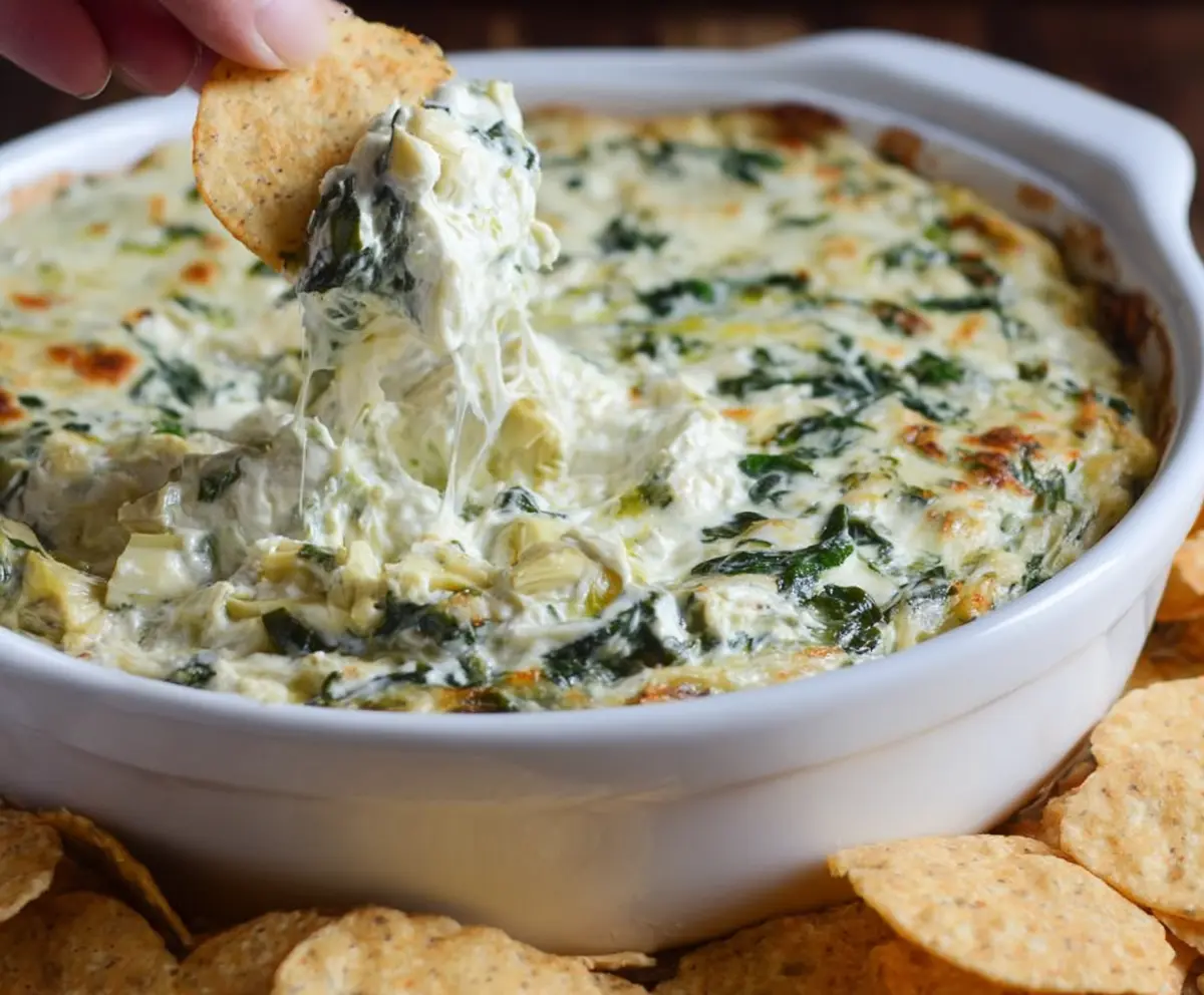 Easy Creamy Spinach Artichoke Dip